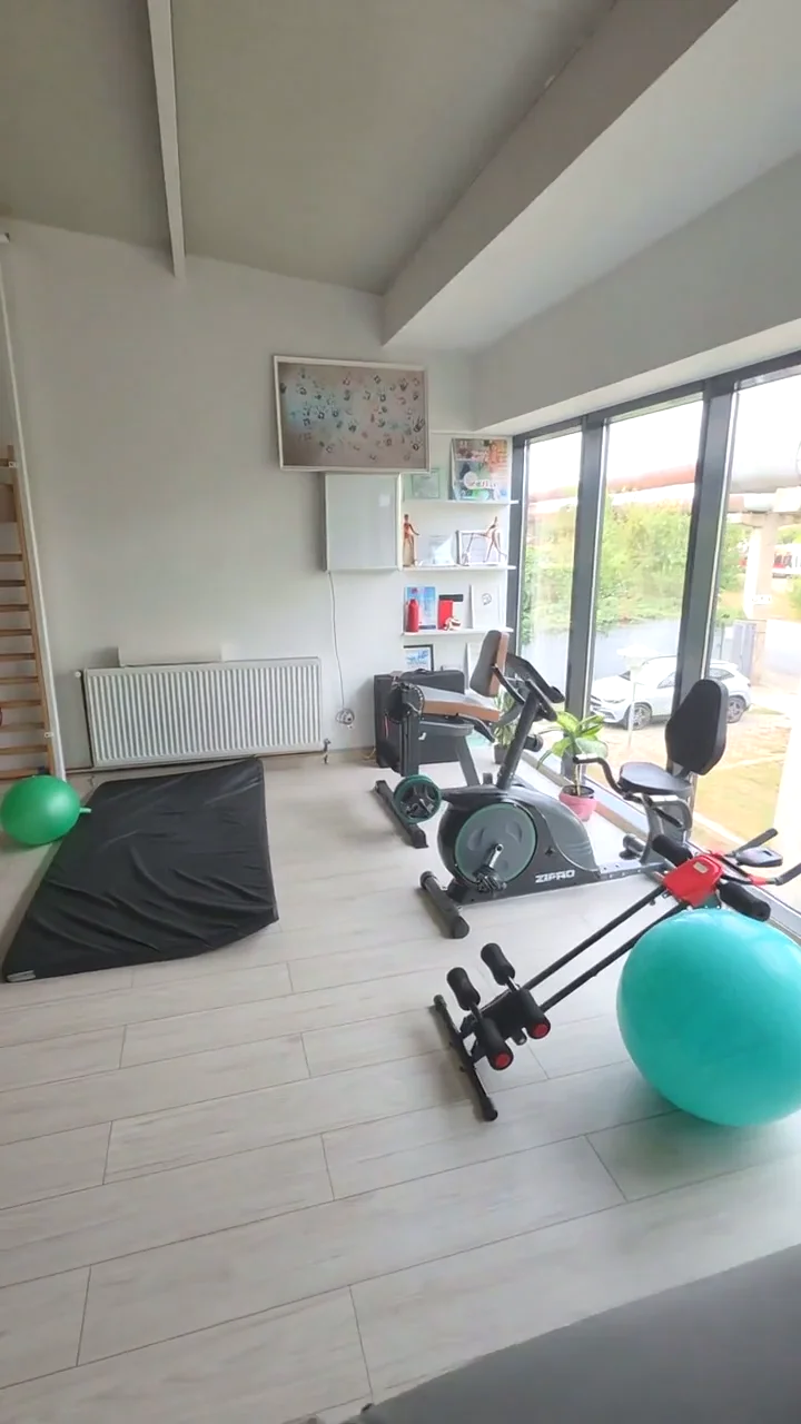 Aparate și spațiu pentru exerciții în clinica Fizio Aktiv