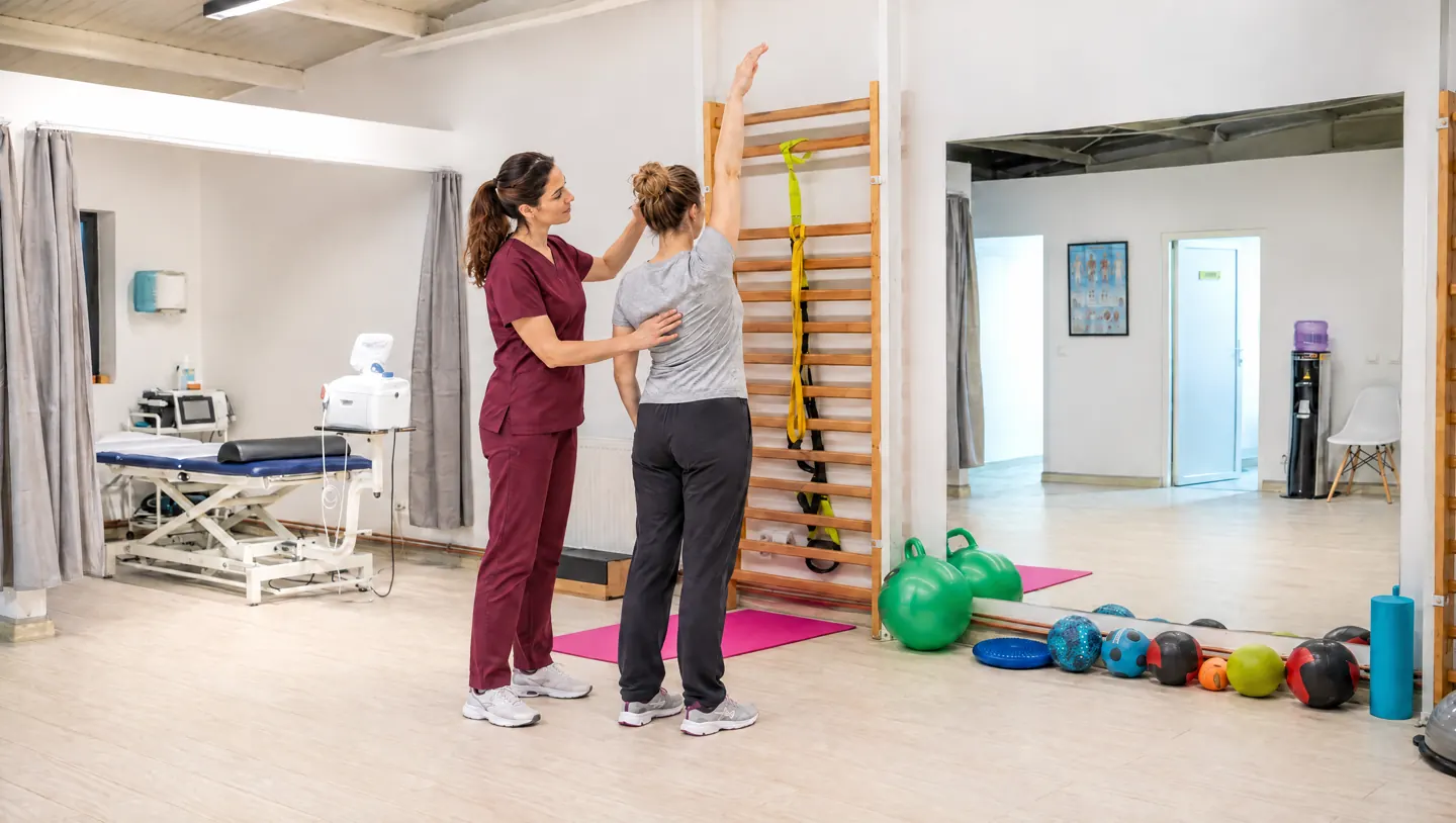 Mișcare ghidată: scenă ilustrativă într-o sală inspirată de clinica Fizio Aktiv